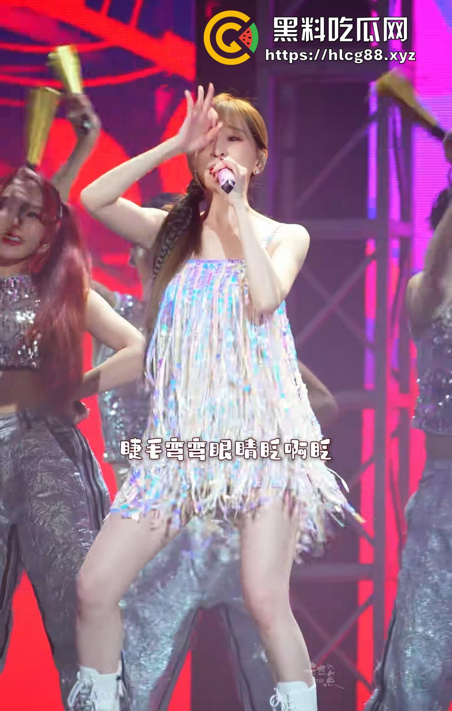 王心凌走光屄黑成煤坑80后回忆稀烂，土豪舔狗上海演唱会怼脸狂摄，安全裤崩开逼缝炸瞎狗眼！-5