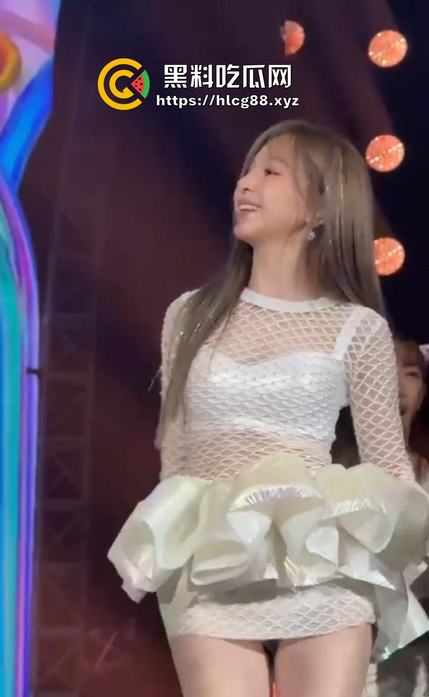 王心凌走光屄黑成煤坑80后回忆稀烂，土豪舔狗上海演唱会怼脸狂摄，安全裤崩开逼缝炸瞎狗眼！-9