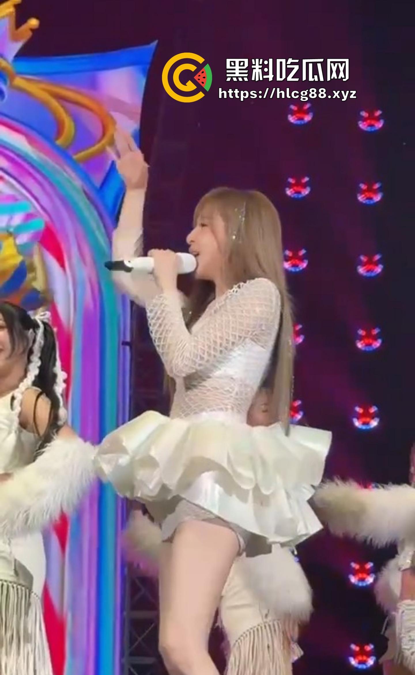 王心凌走光屄黑成煤坑80后回忆稀烂，土豪舔狗上海演唱会怼脸狂摄，安全裤崩开逼缝炸瞎狗眼！-12