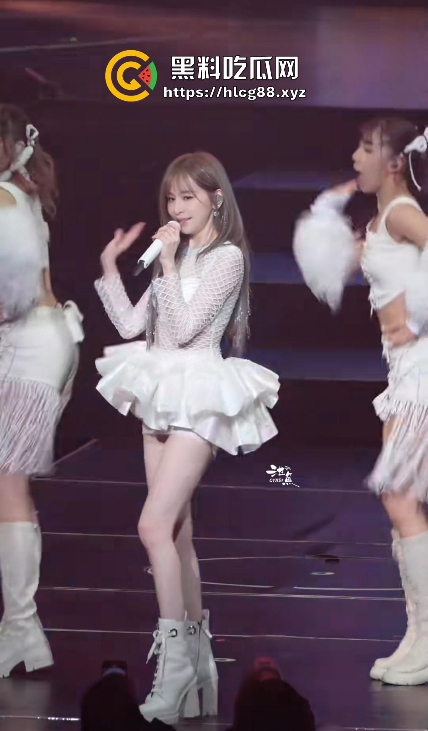 王心凌走光屄黑成煤坑80后回忆稀烂，土豪舔狗上海演唱会怼脸狂摄，安全裤崩开逼缝炸瞎狗眼！-15