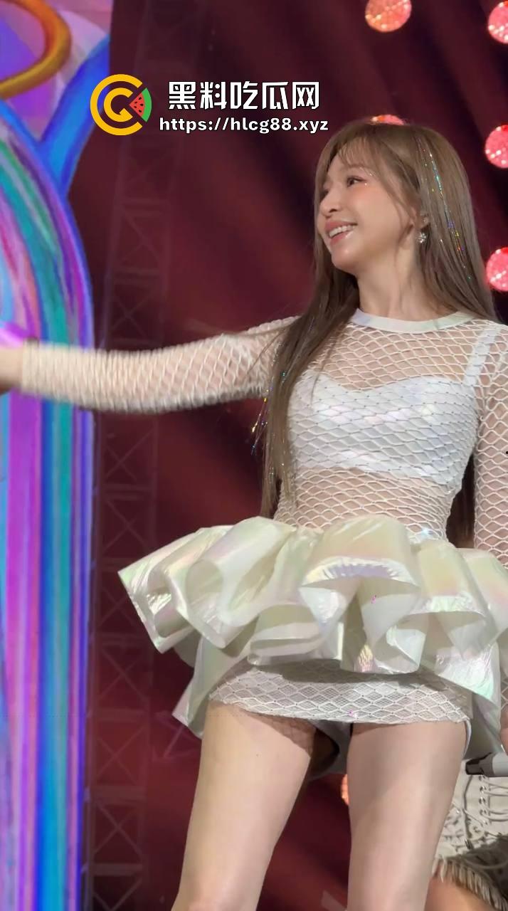 王心凌走光屄黑成煤坑80后回忆稀烂，土豪舔狗上海演唱会怼脸狂摄，安全裤崩开逼缝炸瞎狗眼！-21