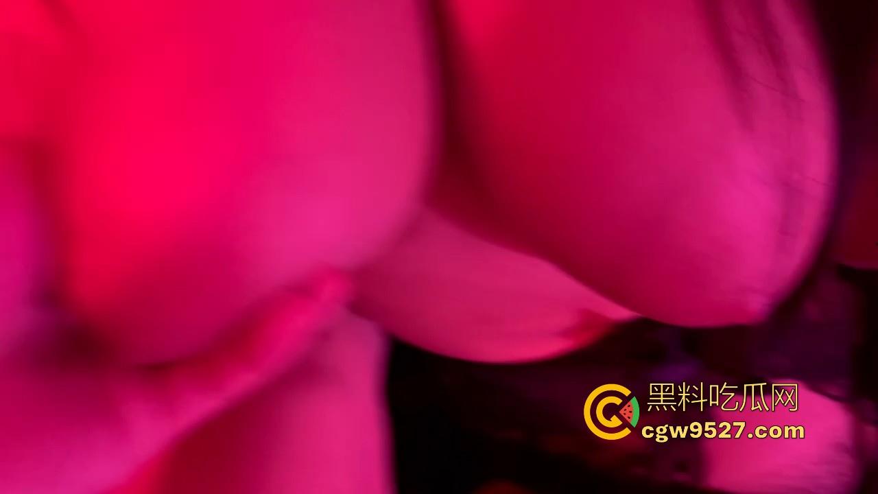 地铁艳遇，偶遇对坐骚逼少妇挑逗勾引，经过交涉成功带回猛操，巨乳翘臀，大奶勾引谁顶得住啊！-9