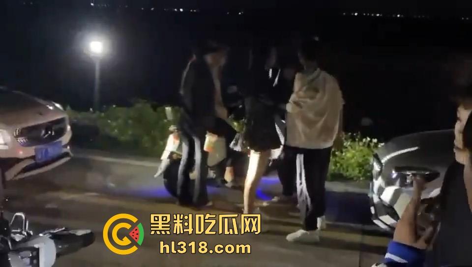 开个奔驰现在都这么牛批的吗？粤T精神小伙单挑鬼火少年，以为有大战，结果都是一群怂逼！-5