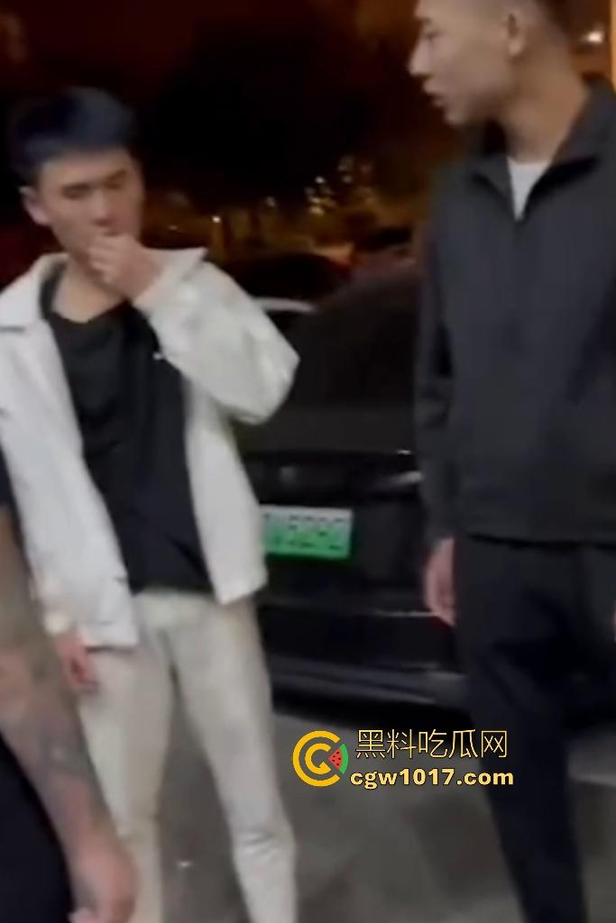 东北吉林豪横精神小伙小妹拳打脚踢白衣男，满嘴“打你咋地打你咋滴”，谁让白衣男欺负别人媳妇呢，找打！-3