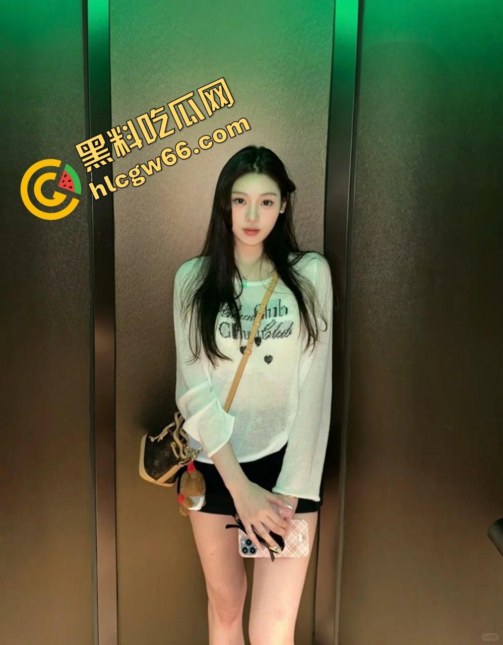 海南蜜桃臀【wishOne】御姐姿态被肏成浪狗，后入操翻巨乳肥臀，白嫩骚穴喷水成精！-2