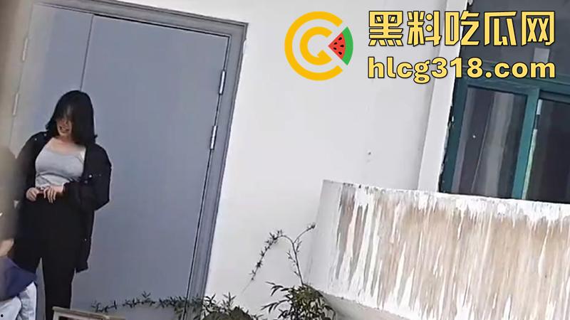 高中生小情侣学校楼顶露出做爱，无人的小拐角当场脱光女上位抽插，大奶学生妹性欲很强啊！-6