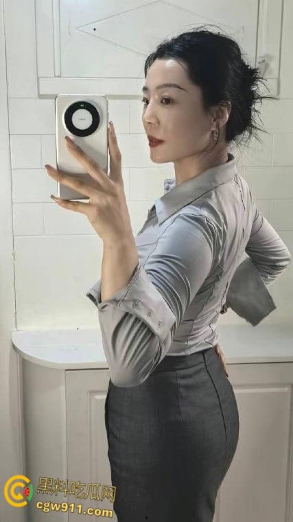 趁妹妹不在家，大姨子穿真空旗袍勾引妹夫，厕所主动跪地口交，镜前后入无套，骑乘内射骚穴 ！-2